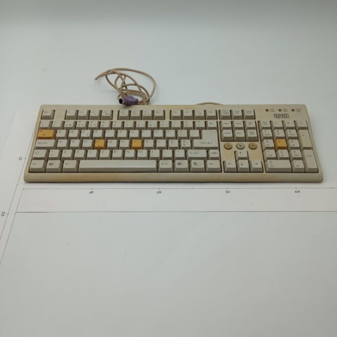 Teclado branco com teclas amarelas - Image 2