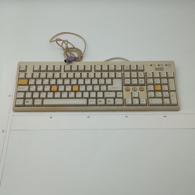 Teclado branco com teclas amarelas