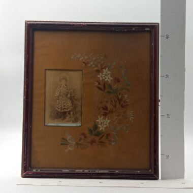 Quadro seda bordada e fotografia antiga