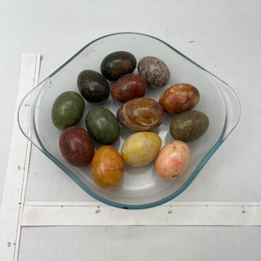 Ovos de pedra decorativos